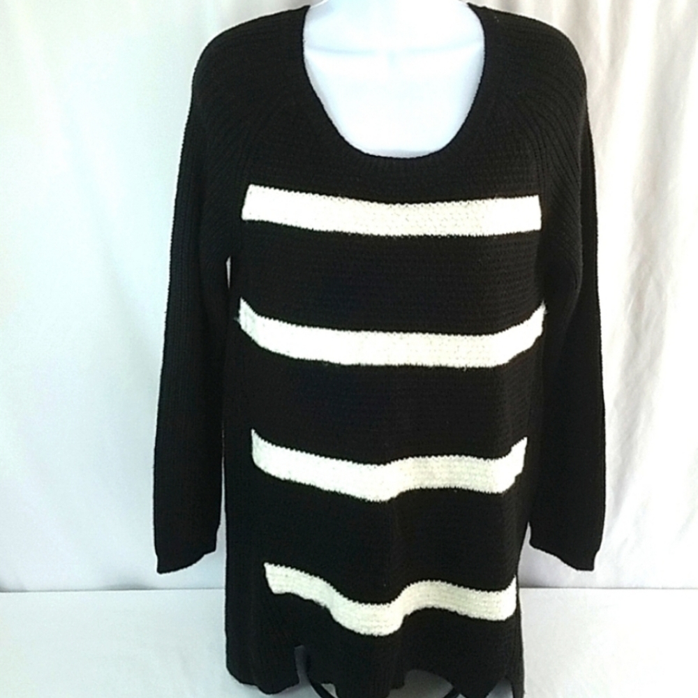 Zenana Outfitters Women's Black and White Sweater Size Medium